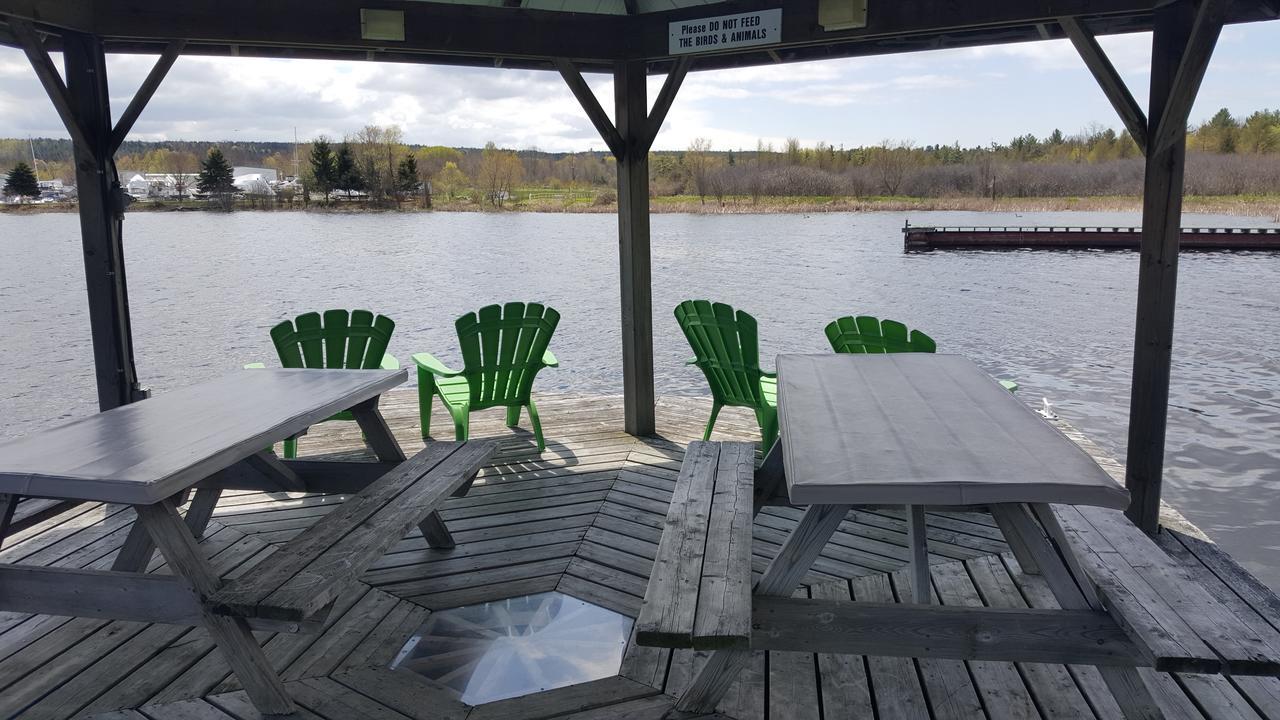 The Floatel Hotel Penetanguishene Exterior photo