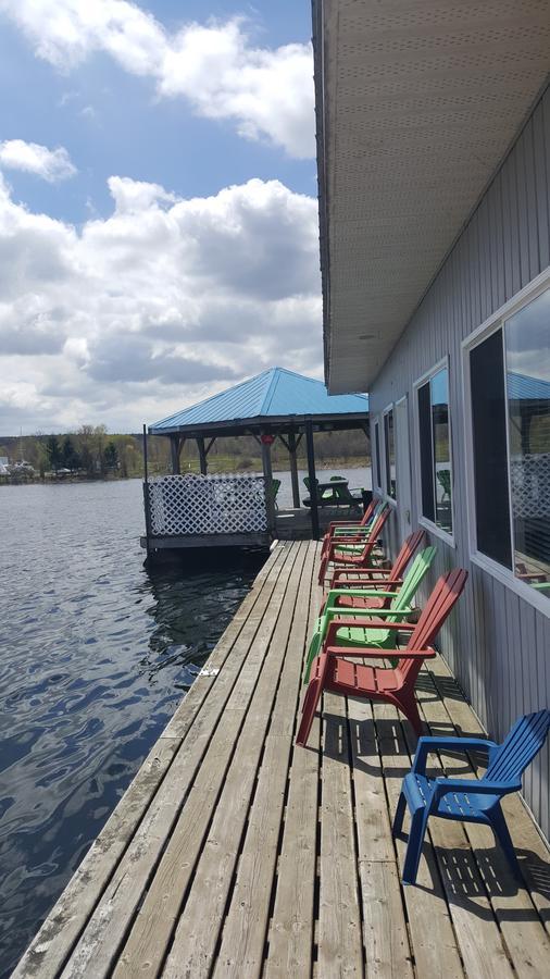 The Floatel Hotel Penetanguishene Exterior photo