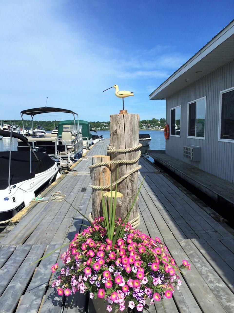 The Floatel Hotel Penetanguishene Exterior photo